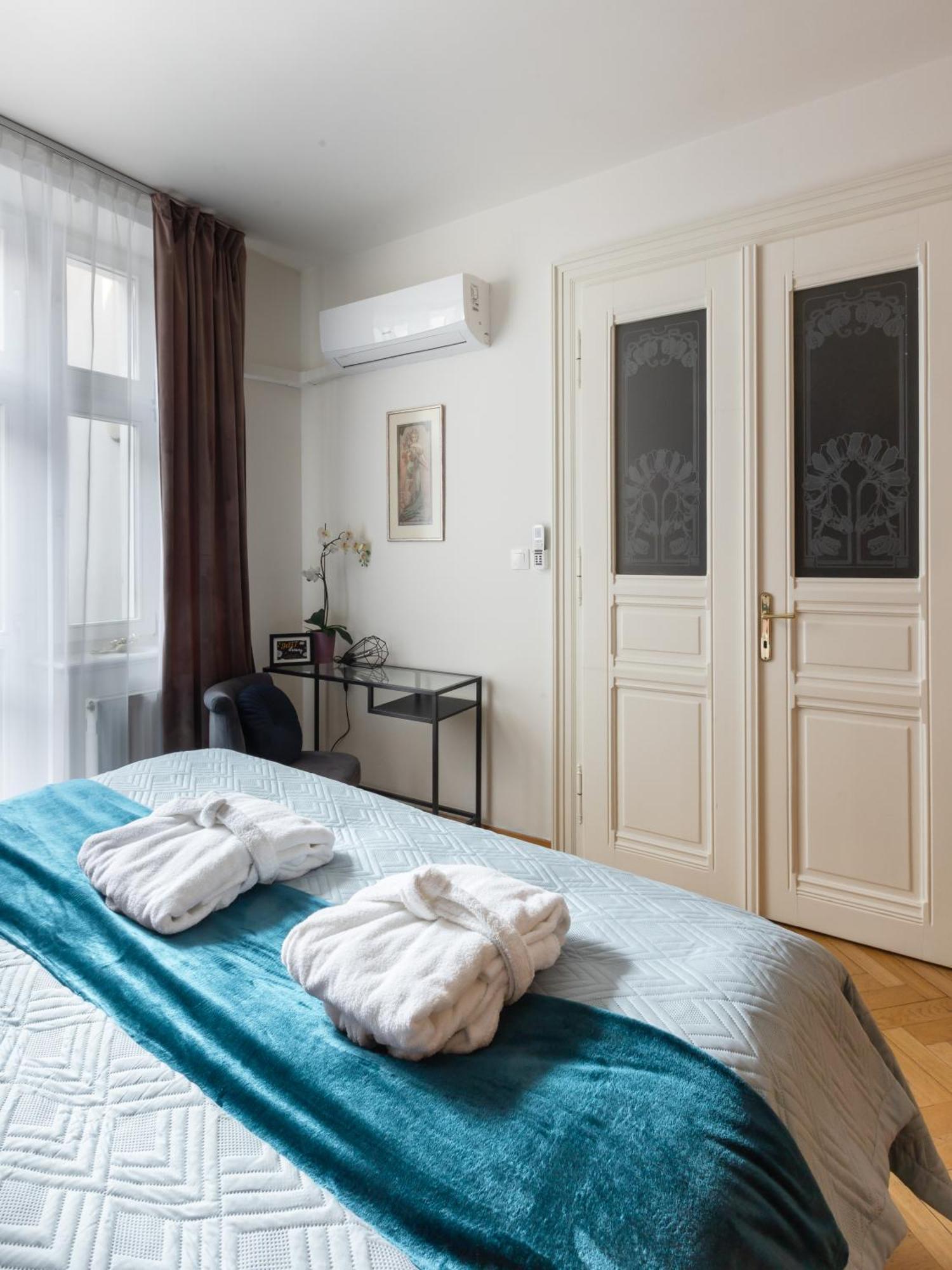 Decadent Art Deco Balcony Apartment In Old Town Prague Exterior photo
