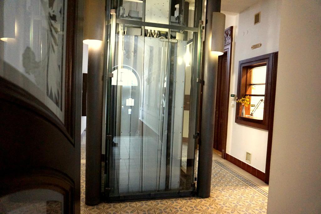 Decadent Art Deco Balcony Apartment In Old Town Prague Exterior photo