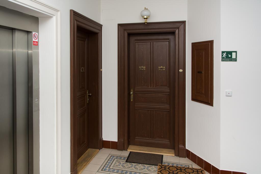 Decadent Art Deco Balcony Apartment In Old Town Prague Exterior photo